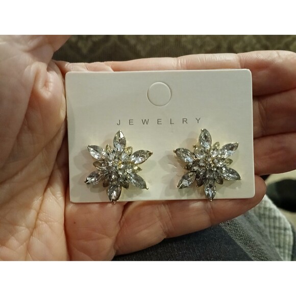 Sparkling Shiny Cubic Zirconia Snowflake Design Stud Earrings Costume Jewelry - Picture 2 of 8